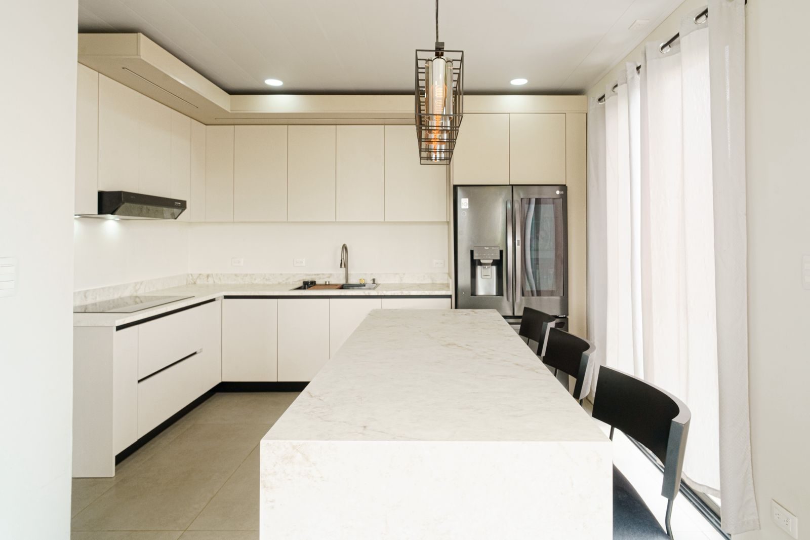 Cocina integral de diseño, isla central en cuarzo y gabinetes a medida — proyecto Proyectiva Furniture