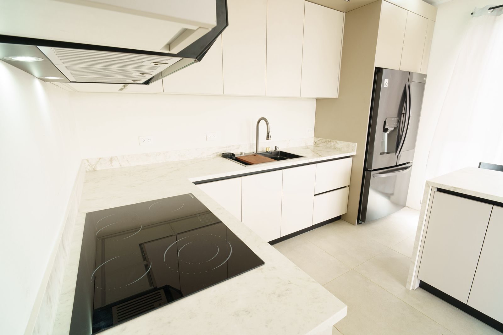 Detalle de cocina con campana extractora y cubierta de cuarzo