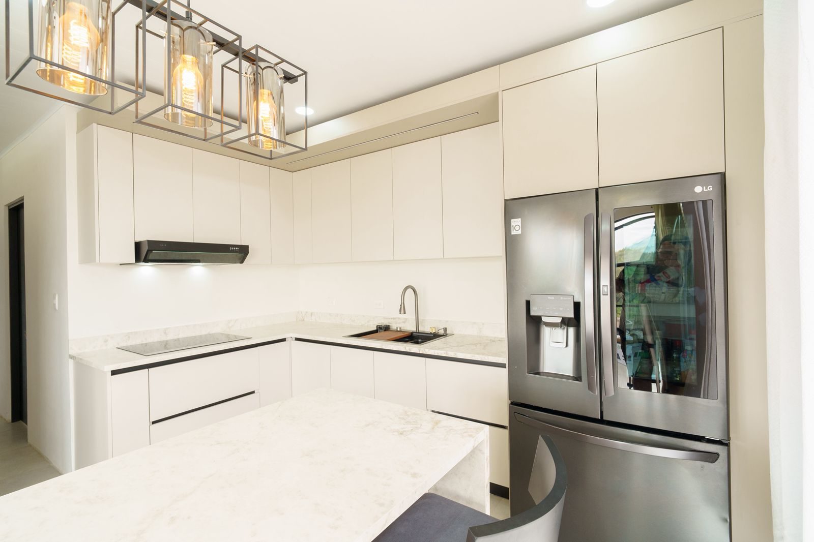Cocina integral con isla central y gabinetería a medida