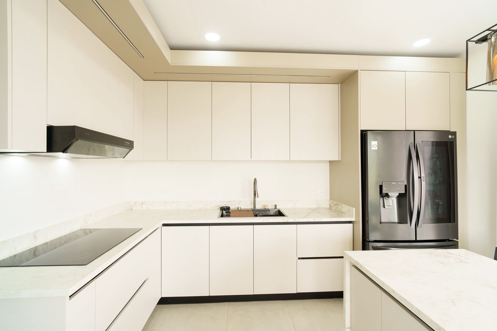 Área de comedor integrada a la cocina a medida