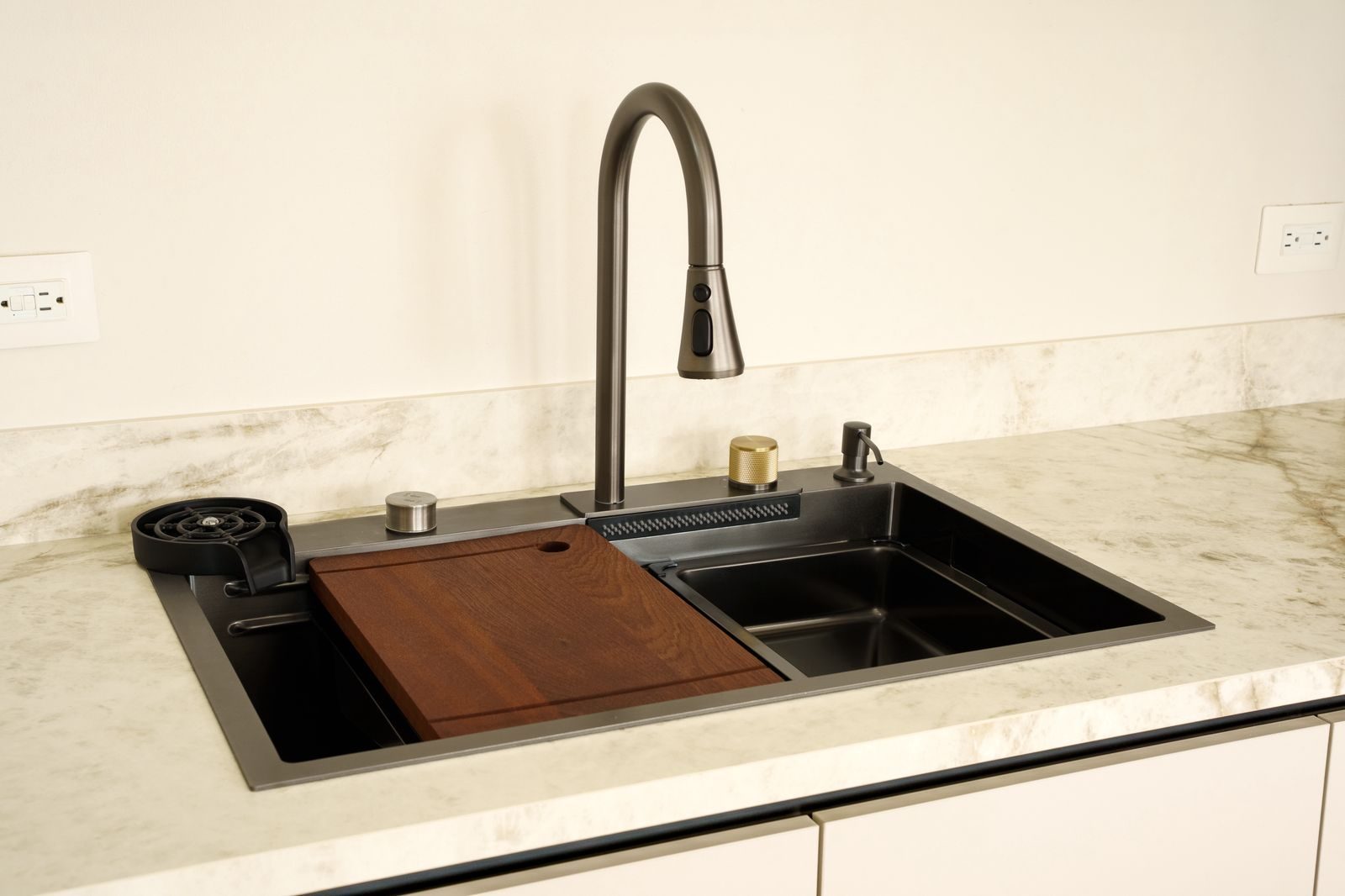 Fregadero negro con grifo de alta gama y tabla de madera