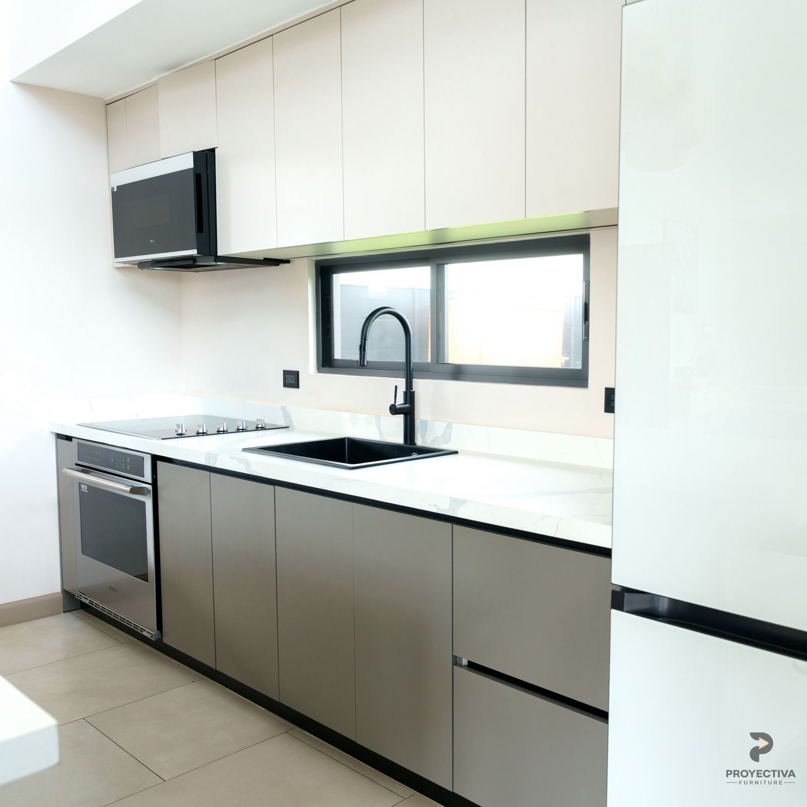 Pared completa de cocina con horno y refrigerador integrados